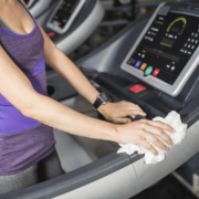 Toallitas humedas desinfectantes en el gimnasio