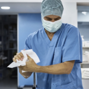 Toallitas humedas desinfectantes en el gimnasio en el hospital