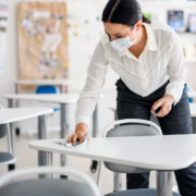 Toallitas humedas desinfectantes en el salon de clases